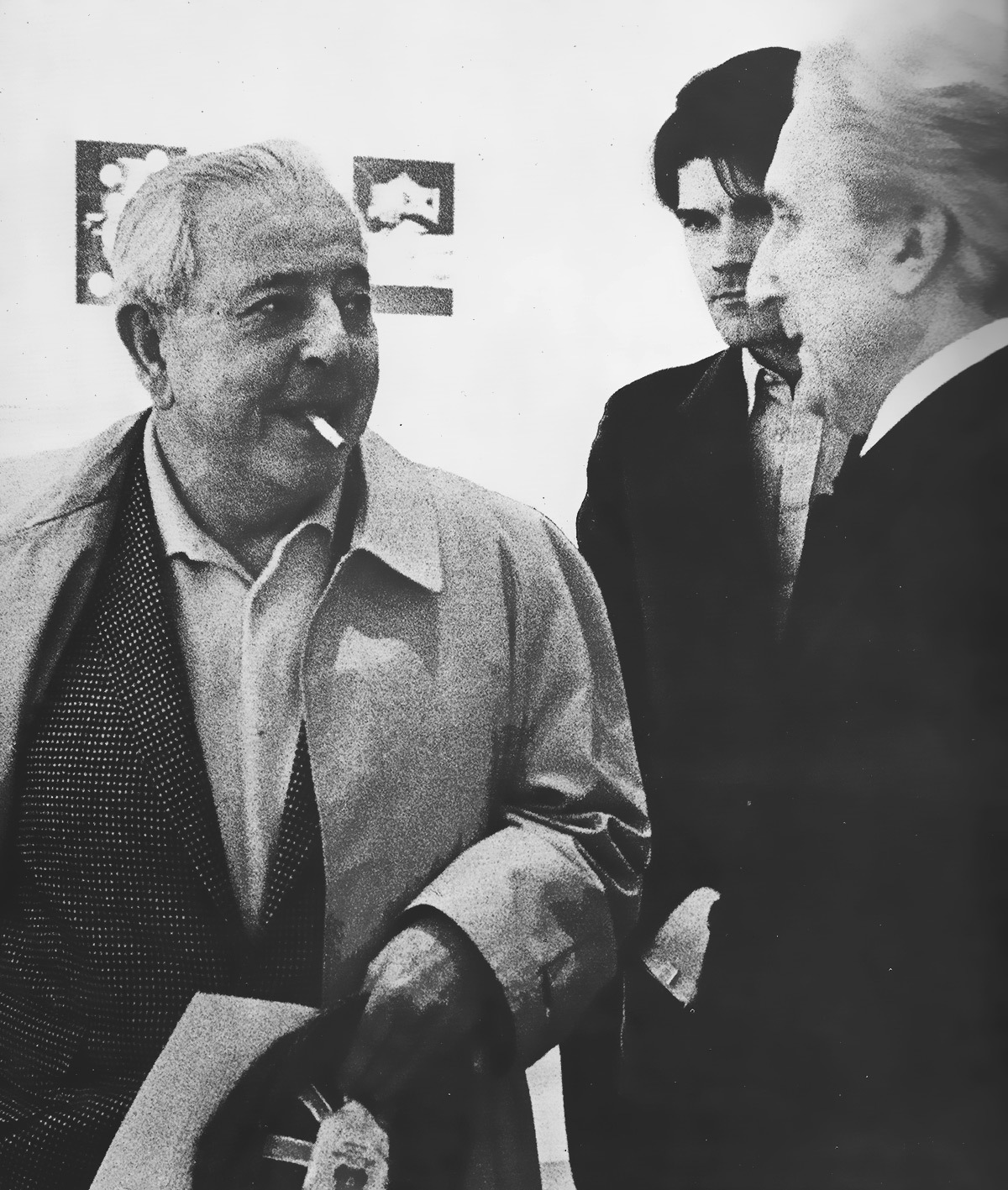 De gauche à droite : Jacques Prévert, Alain Le Yaouanc, Aimé Maght. Vernissage de l'exposition Le Yaouanc à la galerie Maeght, le 17 décembre 1970. Photo : © Claude Gaspari. De gauche à droite : Jacques Prévert, Alain Le Yaouanc, Aimé Maght. Vernissage de l'exposition Le Yaouanc à la galerie Maeght, le 17 décembre 1970. Photo : © Claude Gaspari.
